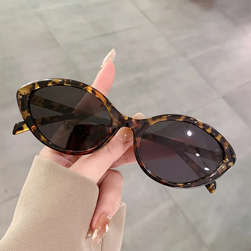 Oval frame fashion sunglasses for women