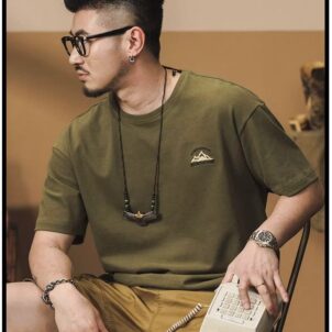 Men's vintage adventure graphic T-shirt army green